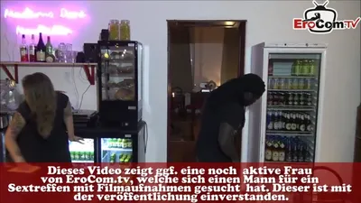 Enormer BBC Riesenschwanz poppt brünette junge deutsche Kellnerin