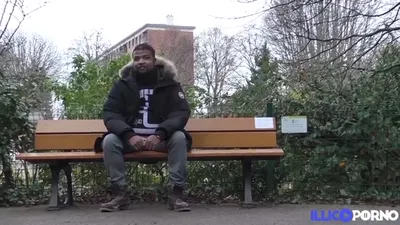 Flittchen mit zwei Kerlen im Untergrund