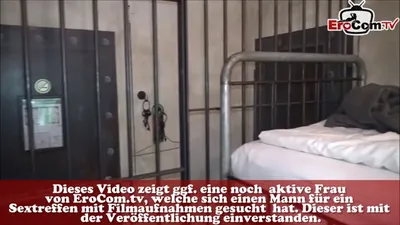 Gefängnis Insassin mit kleinen Brüsten durch gefickt vom Wärter