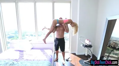 Ein dicker Schwanz für das dünne blonde Mädel