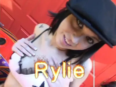 Ein dicker Penis für tätowiertesTeen Riley Mason