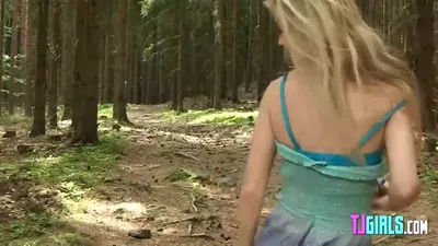 Feuchte Amateurin fingert sich im Wald