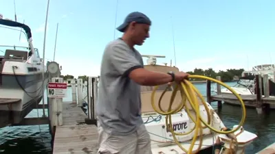 Geile Ehefrau fickt fremd auf dem Boot