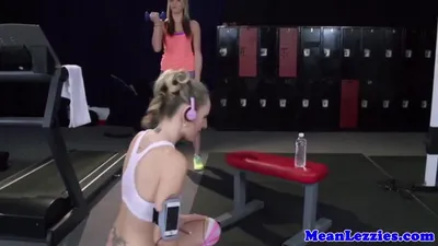 Fitness-Lesben bumsen ihre Muschis mit schwarzem Doppeldildo