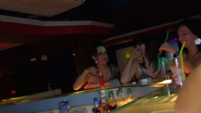 Französische Studenten ficken in einem Pub