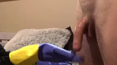 Eingeölter Pimmel wird mit Latexhandschuhen gewichst