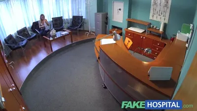 Fakedoktor entleert seinen vollen Sack bei der Patientin