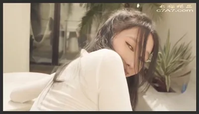 大奶美女吃鸡啪啪 在室外扒下牛仔裤撅着屁屁无套后入内射 回房在补一枪