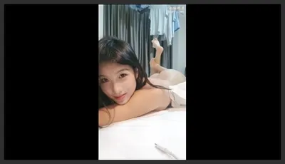 床上的极品尤物 全程露脸跟大哥激情啪啪 口交大鸡巴让大哥舔逼 狼牙指套抠逼淫水拉丝 淫声荡语各种爆草