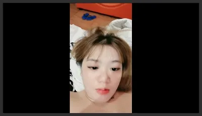 Si Babi Kecil memperlihatkan Memek kepada kesenangan pacar Isap Isap