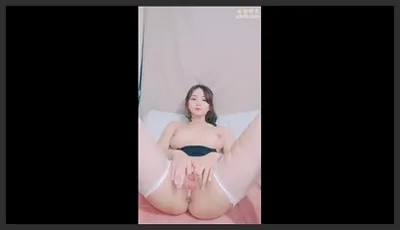高颜值唇钉美女干净美穴掰开非常紧致粉嫩