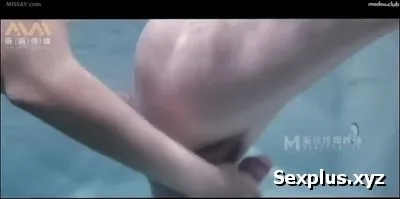 Having sex with schoolgirl Namie Kinoshita in the pool