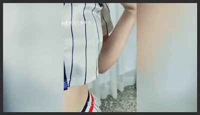 Kakak perempuan cantik datang menginap, merayunya dengan penuh gairah