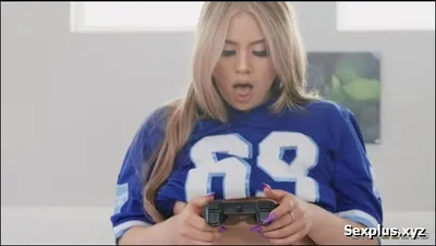 Gadis Sange memakai celana dalam bermain game di depan ayah tirinya