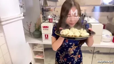 Memasak di akhir pekan dengan gadis cantik dan menggoda