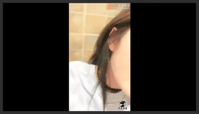 搭讪某网红主播在网吧搭讪隔壁大叔在网吧厕所就直接干了起来