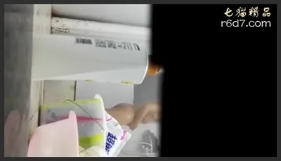 合租房冒死偷窥对门的少妇洗澡洗BB