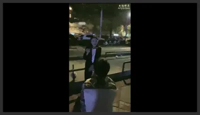闹市区遛狗把路人给看傻了纷纷表示牛逼