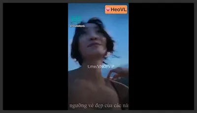 Rosababy goes to the beach, takes off her shirt to expose her breasts, asks a stranger to take pictures
