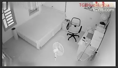 家庭摄像头记录长相清纯学生妹生活不检点妈妈帮忙抹性病药