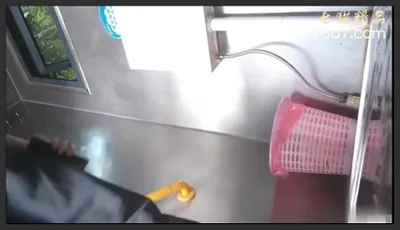 七月最新厕拍大神潜入师范学院附近公厕正面全景偷拍学妹尿尿专心看视频的黑丝短裙靓妹