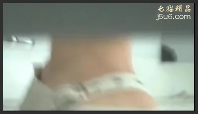 牛人携带各种装备潜入商场女厕近距离偷拍多位小姐姐的极品美鲍鱼