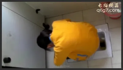 商场女厕高难度大偷拍2