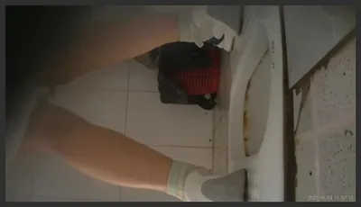 大神潜入商场厕所 前后景偷拍美女尿尿白白的大屁股9