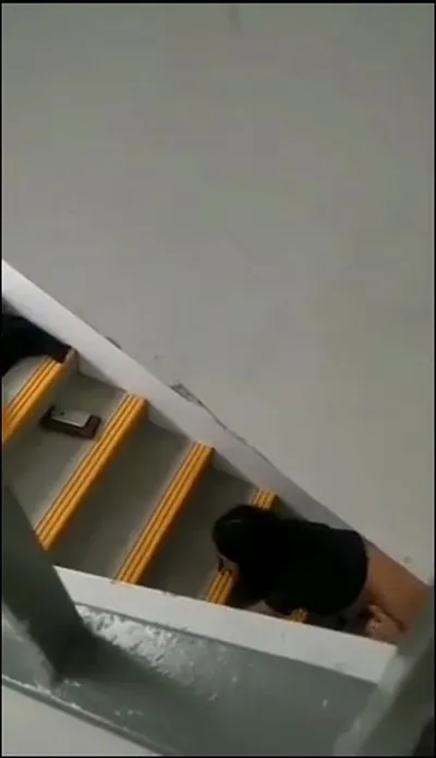Di siang bolong, sepasang kekasih di Ngentot di tangga