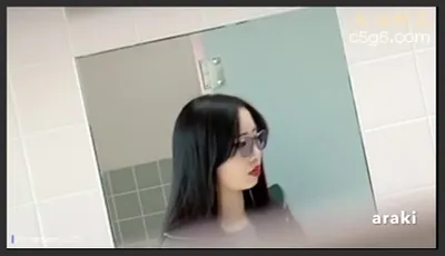 大神潜入商场女厕全景偷拍_多位妆容精致的美女销售人美B更美