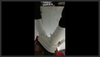 小县城菜市场男女混厕全景偷拍众多年轻少妇的极品鲍鱼10