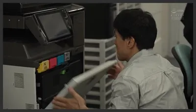 Raping the female employee working overtime, the crazy night security guard