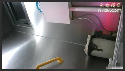 师范学院附近女厕偷拍 学妹尿尿银手镯小妹目测是个白虎嫩逼