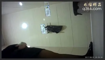 还有一个刚修剪过B毛的小嫩B