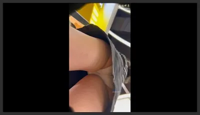 偷拍大师尾随偷拍几个美女裙底风光 JK小姐姐尿湿了屁股大到夹住一半内内