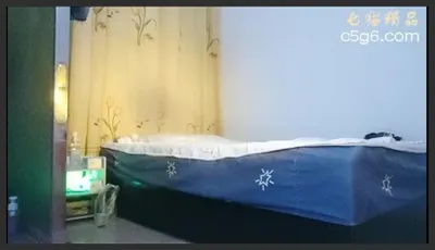 小伙找到一个宝藏小店几个小姐姐颜值都不错挑中大长腿共度欢乐一刻抠穴啪啪后入精彩之极