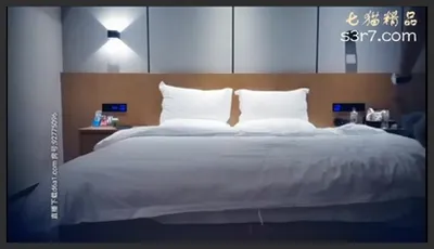 白衣丰满妹子骑在身上调情摸奶床上口交舔弄大力猛操呻吟娇喘