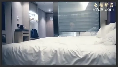 再约性感骚气眼镜妹子啪啪 开档黑丝近距离抬腿侧入抱起来猛操