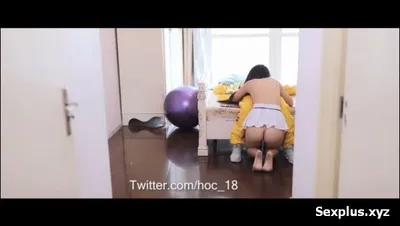 Female streamer takes on the challenge of hooking up with a stranger