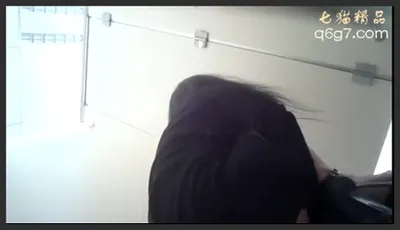 办公楼女厕全景偷拍短裙美女的极品美鲍BB上还残留着白色的粘液