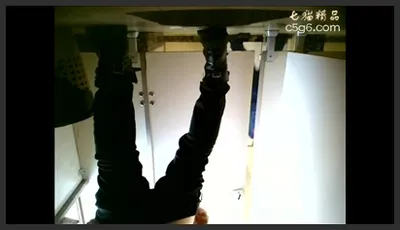 商场厕所后拍白白的大屁股25