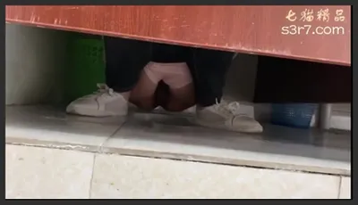 大神四处游走大型商场遇到漂亮的妹子就跟踪不拍到她的鲍鱼不走胆子真大