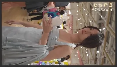 大师尾随偷拍 吊带低胸裙气质美女..多次捂裙子仍被抄底骚丁字裤 宽松白裙气质美女性感翘臀浅黄内夹成丁字裤