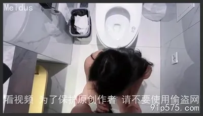 騷貨老婆出差自己出去找單男在廁所給單男口交