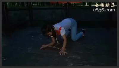 云儿戴着口塞向路人戏弄 户外撞上强制跪爬器 成了路人的玩偶