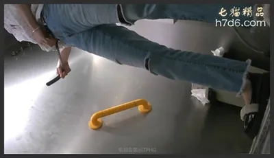 公寓女厕逼脸同框偸拍多位小姐姐方便