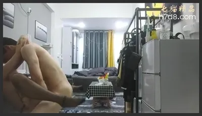 短发黑丝美眉 我脚抽筋了 这么点时间就抽筋了 在家被肌肉小哥抱着猛操 操完腿发软站都站不稳