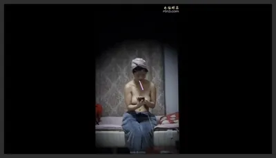 门缝偷拍对门大奶美女换衣服