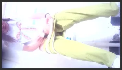 远近双镜头偷拍风韵少妇尿尿 脸上的表情和逼上的微蠕动观察的一清二楚2