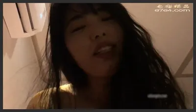 小情侣在家爱爱女友稀毛鲍鱼被怼的很舒坦